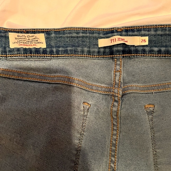 Levi's Women Distressed Ripped Summer or Spring Jeans - Like New - Picture 2 of 3